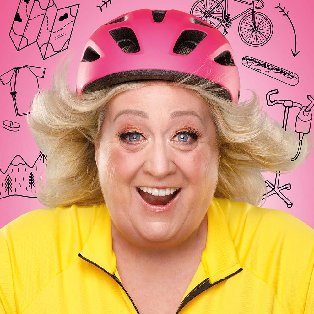 Voorstellingsbeeld van Christel de Laat met roze helm op een gele trui aan, staand voor een roze achtergrond.