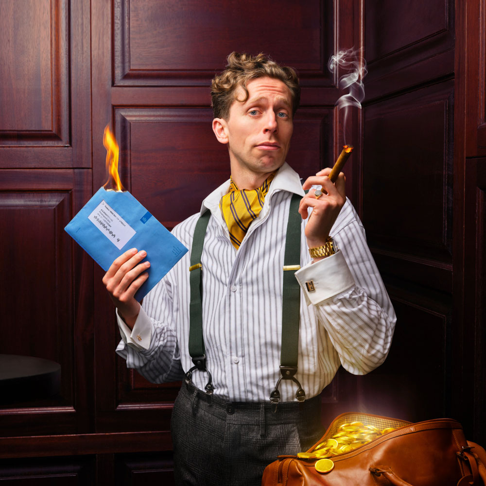 Bobas met sigaar en brandende envelop staat zelfverzekerd naast tas vol goudstukken.