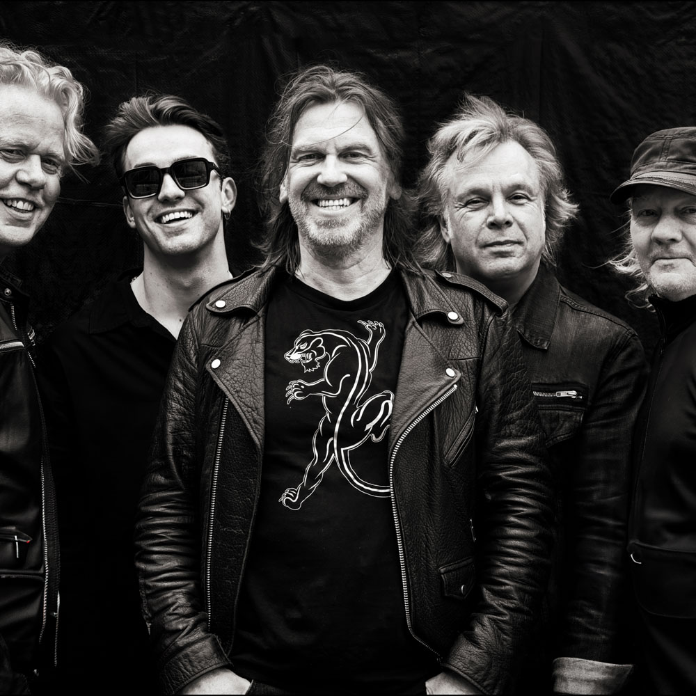 Rockmuzikanten van Golden Earring Tribute staan stoer in zwart leer.