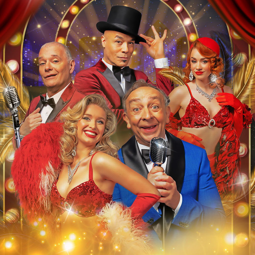 Zes revue-artiesten in glamouroutfits poseren stralend met microfoons en veren met Jon van Eerd voorop.