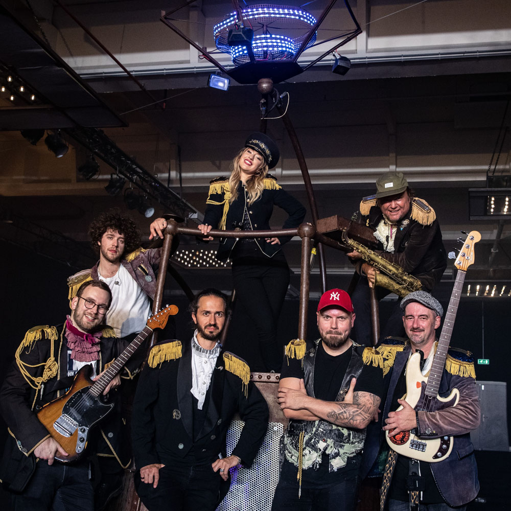 Bandleden van The Coronas in uniformstijl klaar voor de show Remember Live Aid.