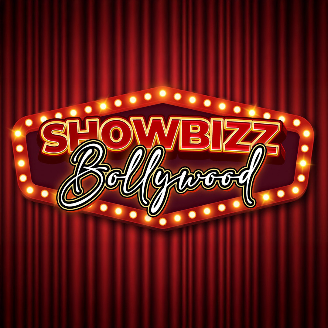 Verlicht logo van Showbizz Bollywood op een rood gordijn met gouden lampjes.