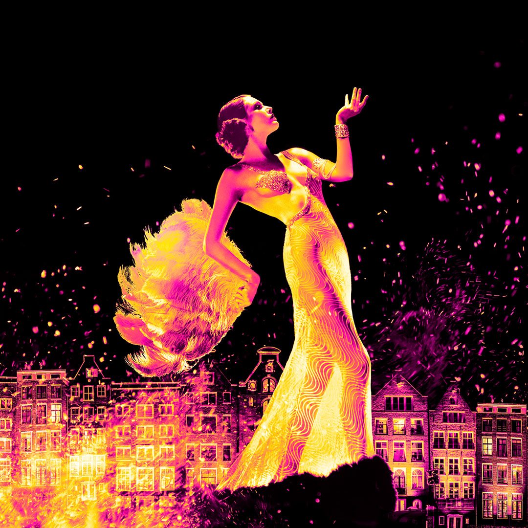 Performer in glitterjurk danst boven fonkelende Amsterdamse huizen.