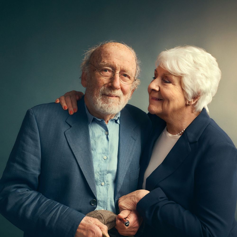 Anne wil Blankers en Hans Croiset houden elkaars hand vast en kijkt warm naar elkaar