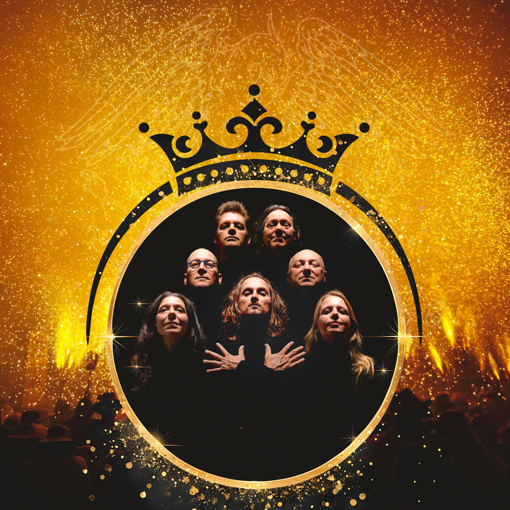 Groep Crazy Little Things poseert dramatisch onder een sierlijke kroon.