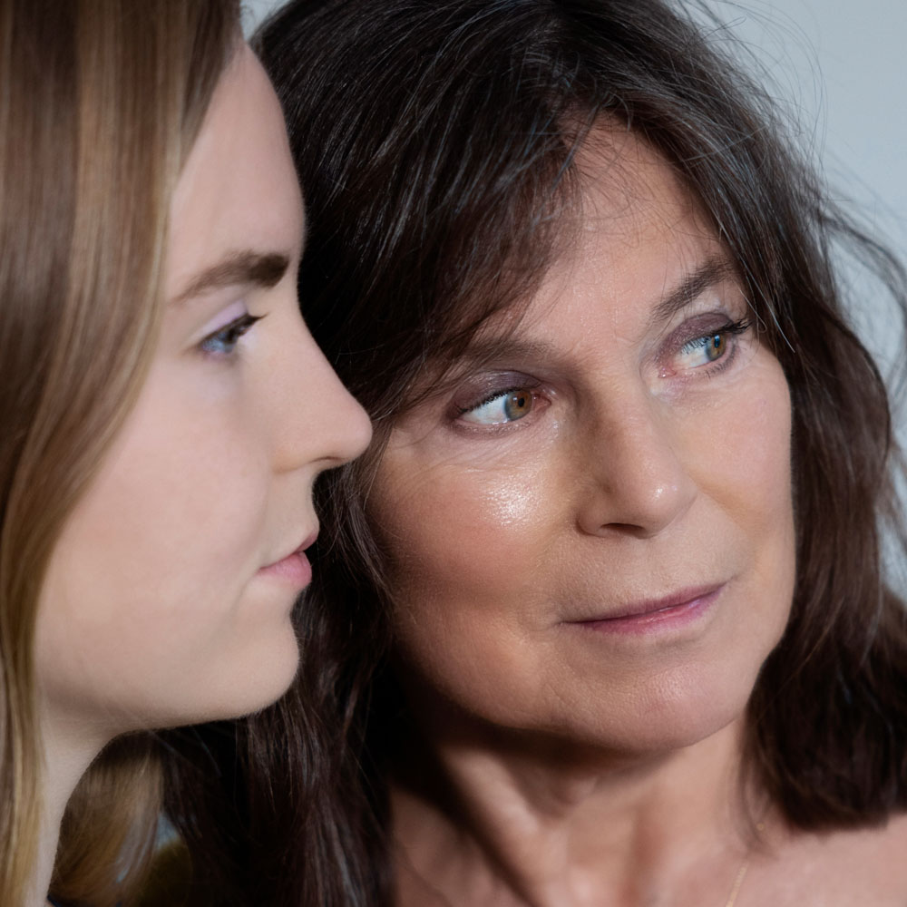 Debby Petter en Emma Flinkers kijken samen in dezelfde richting.