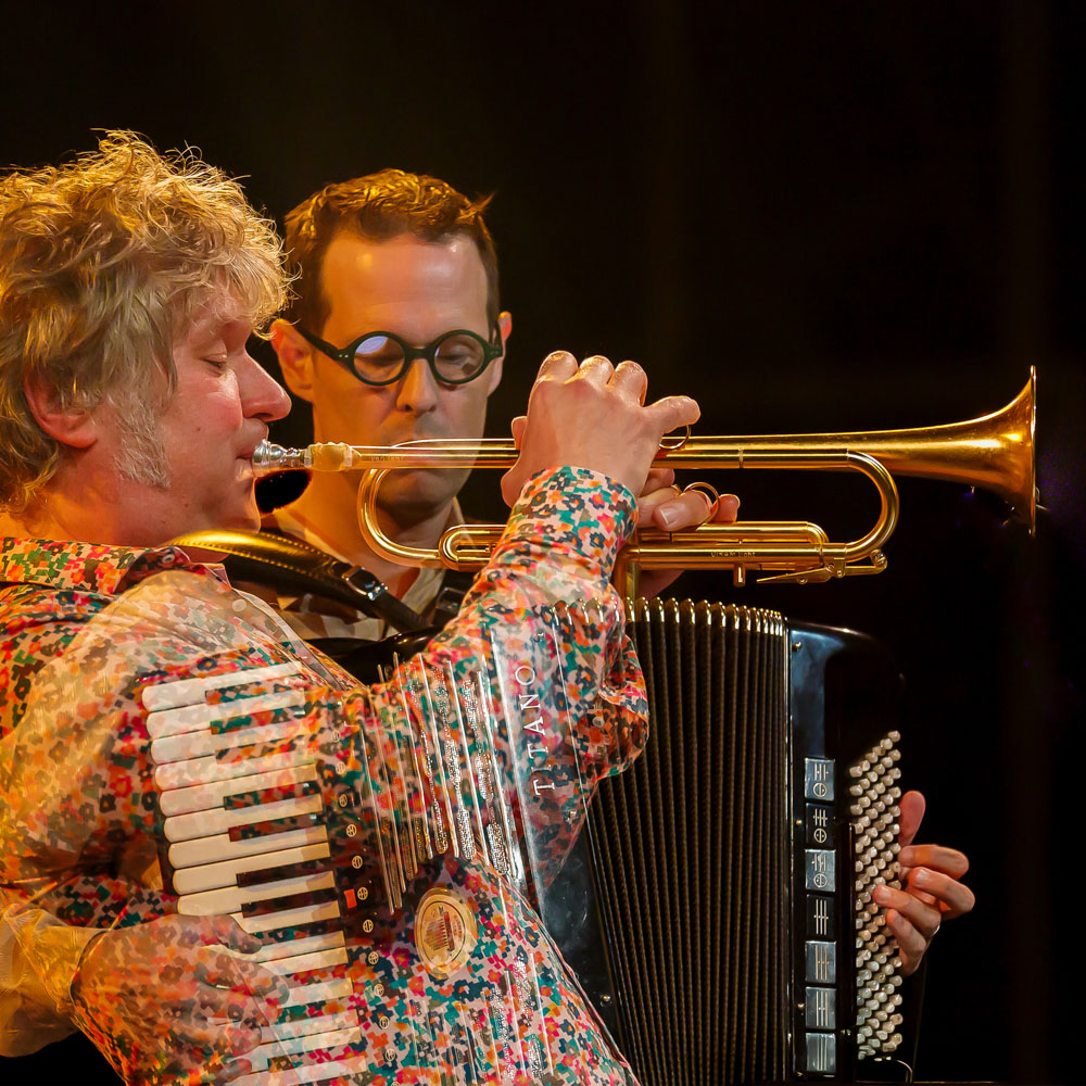 Eric Vloeimans blaast op trompet terwijl Will Holshouser accordeon speelt.