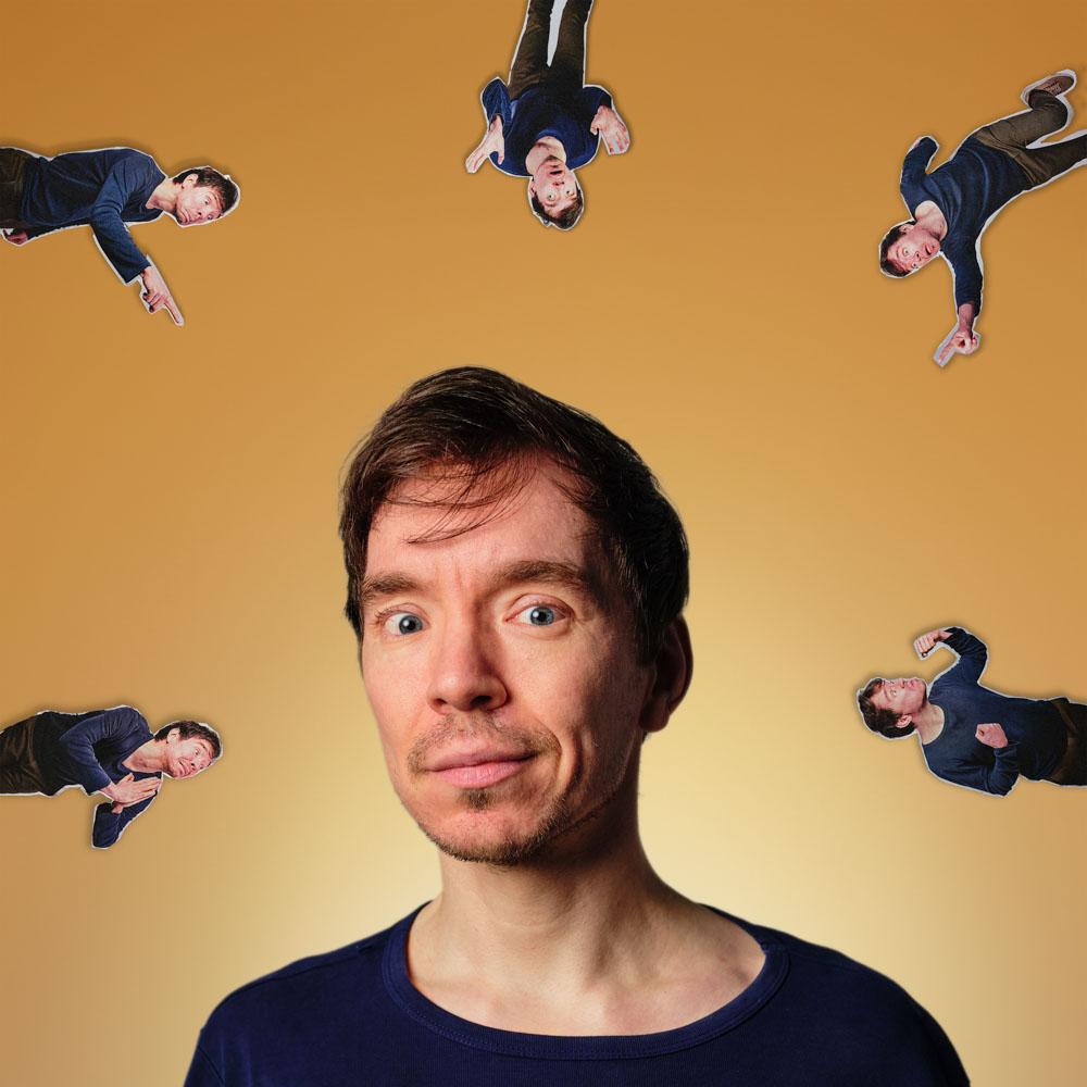 Fabian Franciscus kijkt in de camera met kleine versies van zichzelf om hem heen.