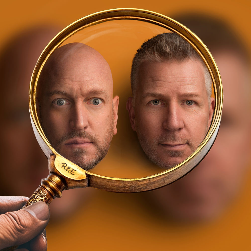 Gezichten van Rob en Emiel weerspiegelen in vergrootglas tegen oranje achtergrond.