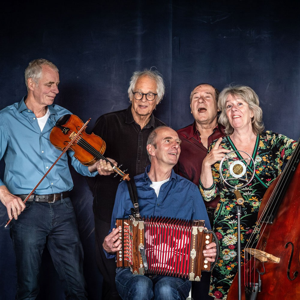 Marjolein Meijers, Bill van Dijk en muzikanten poseren met hun instrumenten.