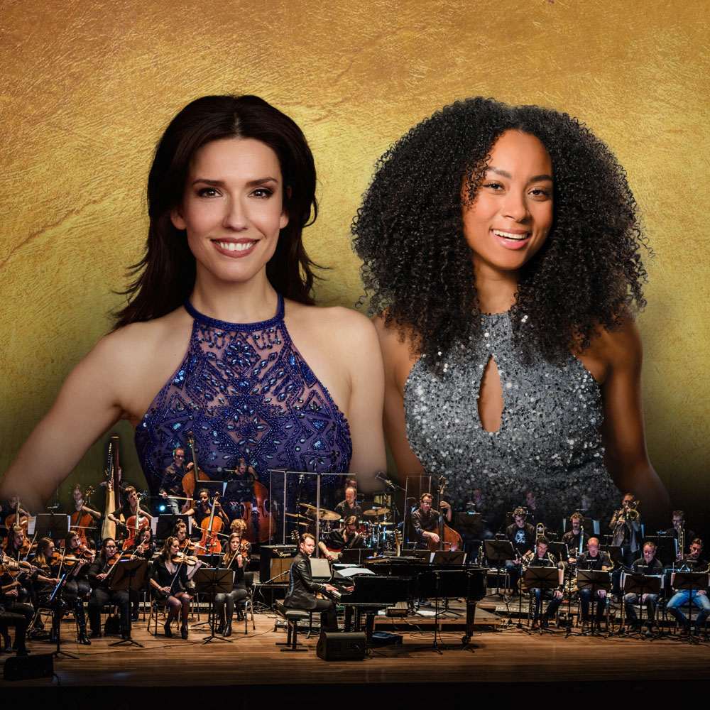 Renée van Wegberg en Channah Hewitt stralen in glitterjurken voor gouden achtergrond.