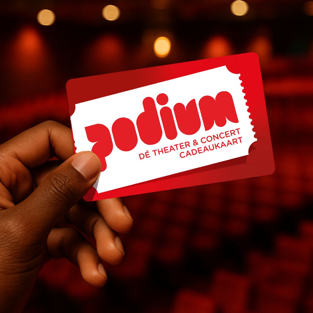 Hand houdt de rode Podium Cadeaukaart vast in een theaterzaal.
