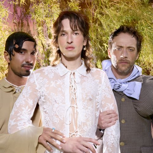Spelers uit Pride & Prejudice staan voor een decor vol groen.