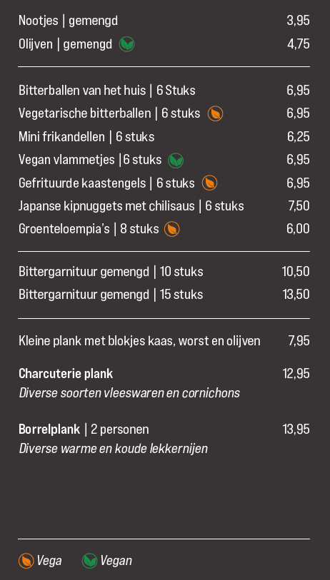 Bij Stadstheater Zoetermeer kun je genieten van verschillende borrelhapjes. Zo zijn er gemengde nootjes voor €3,95 en gemengde olijven (vegan) voor €4,75. Voor wie trek heeft in warme snacks, zijn er onder andere bitterballen van het huis (6 stuks) voor €6,95, vegetarische bitterballen (6 stuks, vega) voor €6,95, mini frikandellen (6 stuks) voor €6,25 en vegan vlammetjes (6 stuks) voor €6,95. Ook zijn er gefrituurde kaastengels (6 stuks, vega) voor €6,95, Japanse kipnuggets met chilisaus (6 stuks) voor €7,50 en groenteloempia’s (8 stuks, vega) voor €6,00. Voor wie graag van alles wat wil proeven, is er bittergarnituur gemengd: een portie van 10 stuks voor €10,50 of 15 stuks voor €13,50. Daarnaast is er een kleine plank met blokjes kaas, worst en olijven voor €7,95. De charcuterie plank met diverse soorten vleeswaren en cornichons kost €12,95. Voor twee personen is er een borrelplank met diverse warme en koude lekkernijen voor €13,95. De kaart geeft duidelijk aan welke hapjes vegetarisch (vega) of veganistisch (vegan) zijn.